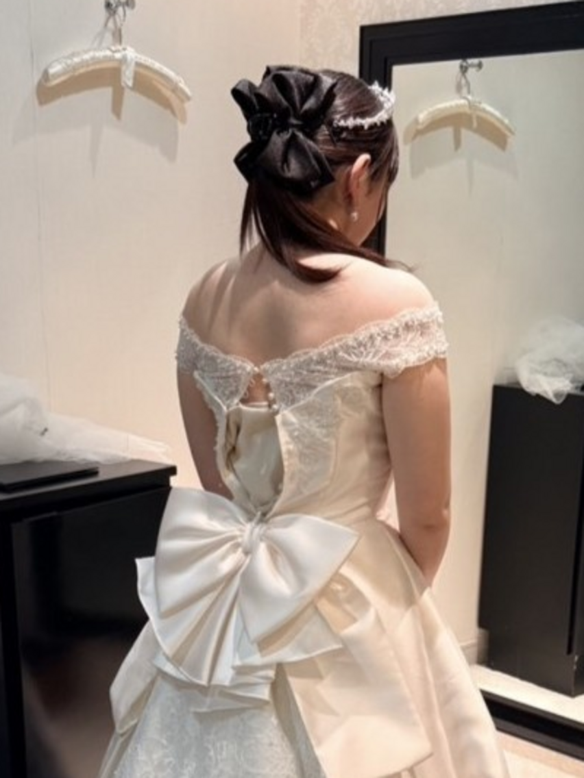 6月のウェディングドレス試着時のM様の後ろ姿。顔が特定できないよう処理済み